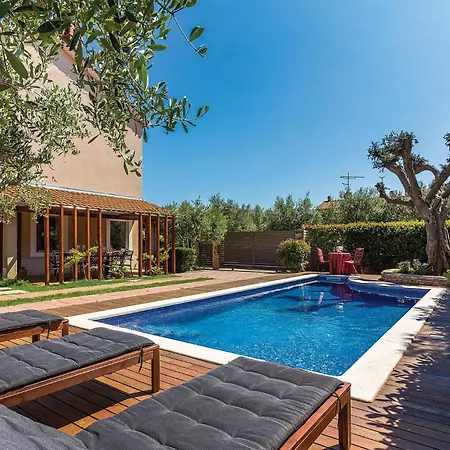 Cozy In With Outdoor Swimming Pool *
