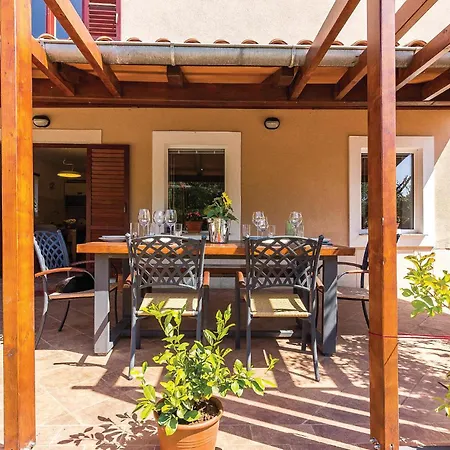 Cozy In With Outdoor Swimming Pool Holiday home Pula