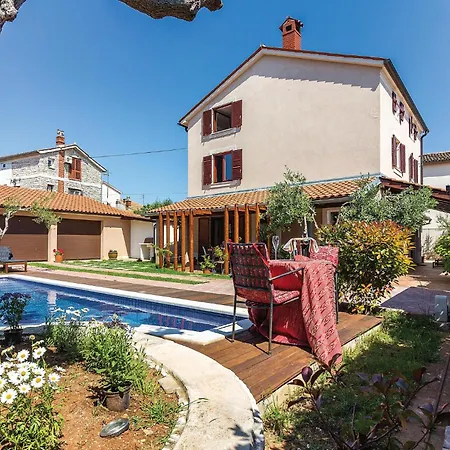 Cozy In With Outdoor Swimming Pool *