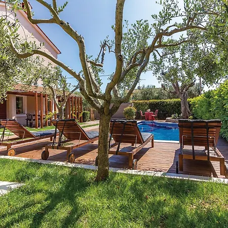 Cozy In With Outdoor Swimming Pool Pula