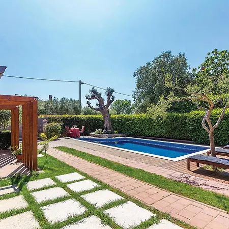 Cozy In With Outdoor Swimming Pool Pula