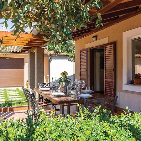Cozy In With Outdoor Swimming Pool * Pula