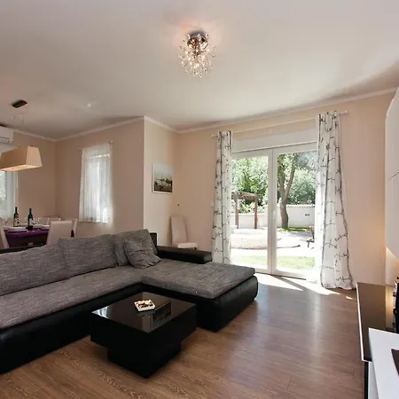 Holiday home Cozy In With Outdoor Swimming Pool Pula