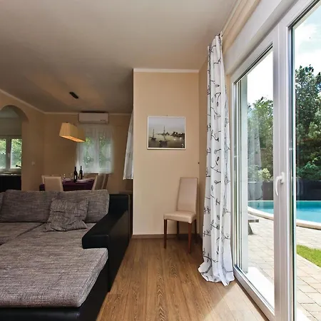 Cozy In With Outdoor Swimming Pool Holiday home *