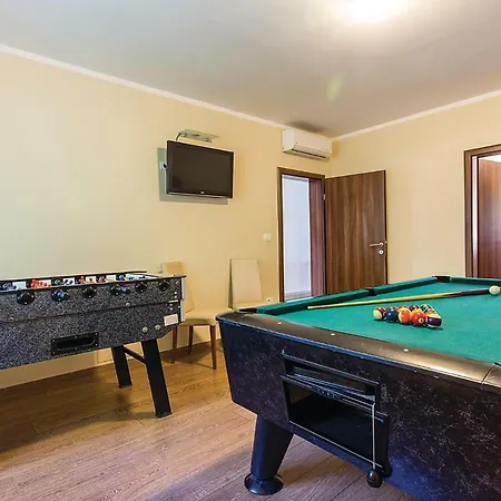 Cozy In With Outdoor Swimming Pool Pula