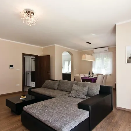 Cozy In With Outdoor Swimming Pool Holiday home *