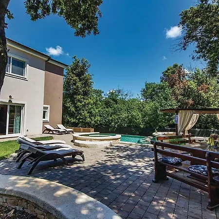 Cozy In With Outdoor Swimming Pool Holiday home Pula