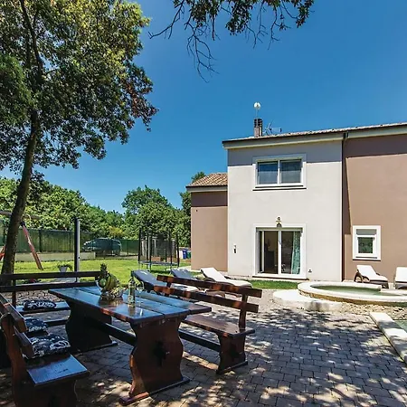 Cozy In With Outdoor Swimming Pool Holiday home