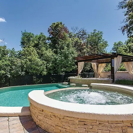 Сasa de vacaciones Cozy In With Outdoor Swimming Pool Pula